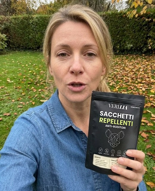 Cliente Verilia con la sua confezione di sacchetti repellenti