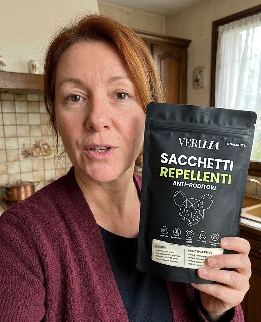 Cliente Verilia con la sua confezione di sacchetti repellenti