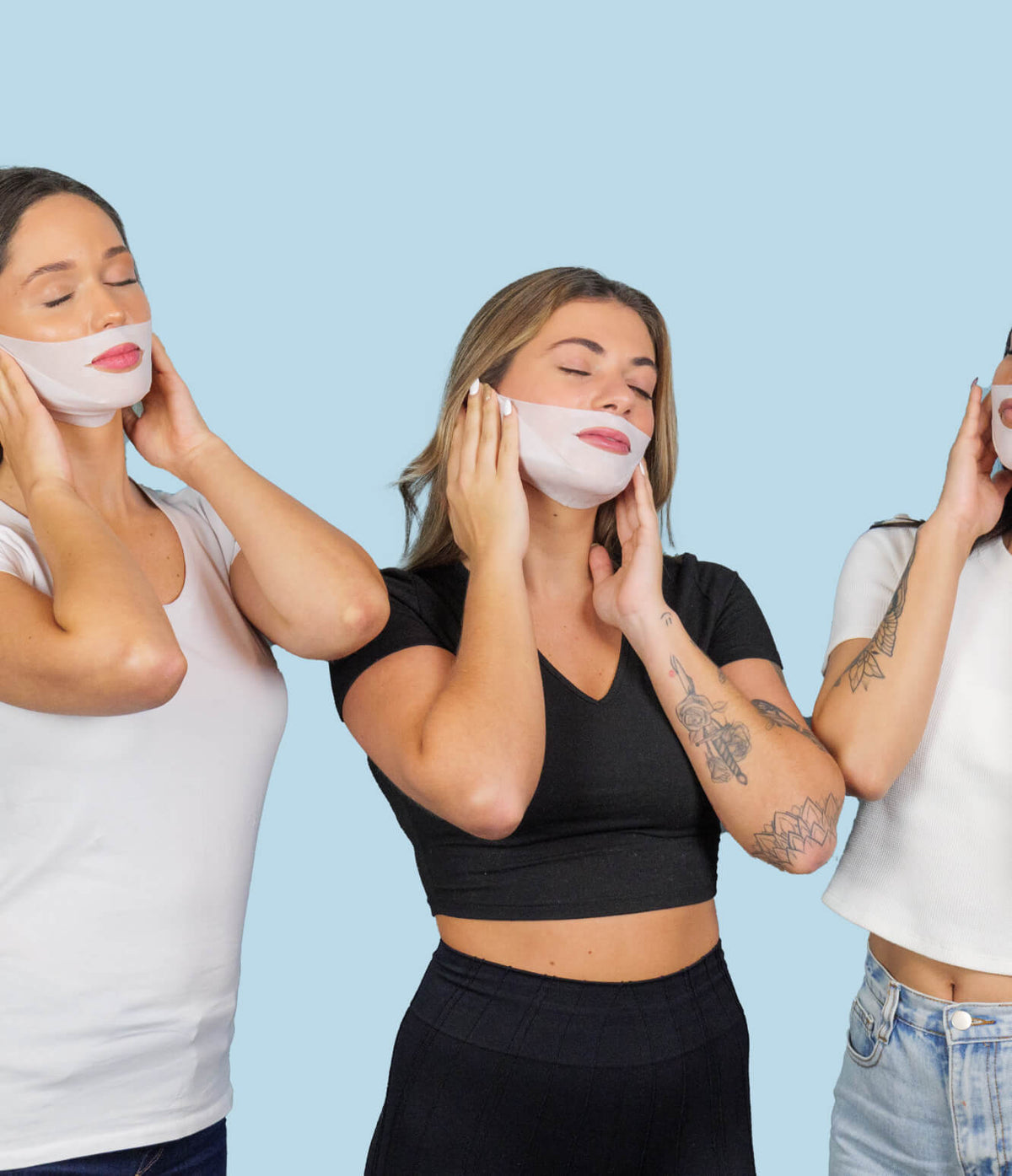 Donna con in mano la maschera lifting per doppio mento Verilia in uno studio medico.