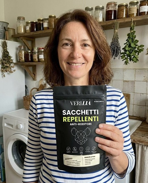 Cliente Verilia con la sua confezione di sacchetti repellenti