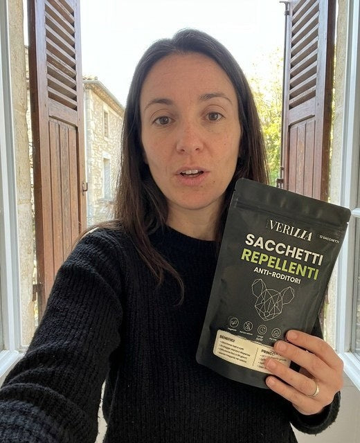 Cliente Verilia con la sua confezione di sacchetti repellenti